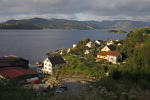 Aftensol ved fjordby