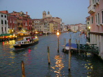 Vandvej i Venedig i skumring