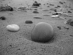 Rund sten på strand